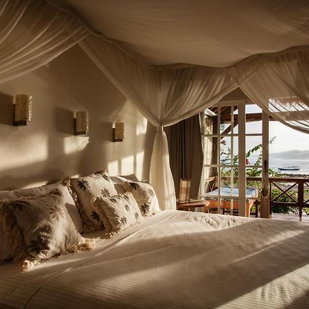 Serenity Luxurious Beachfront Villa & Spa With Private Infinity Pool, 8 Guests Gili Air Exteriér fotografie